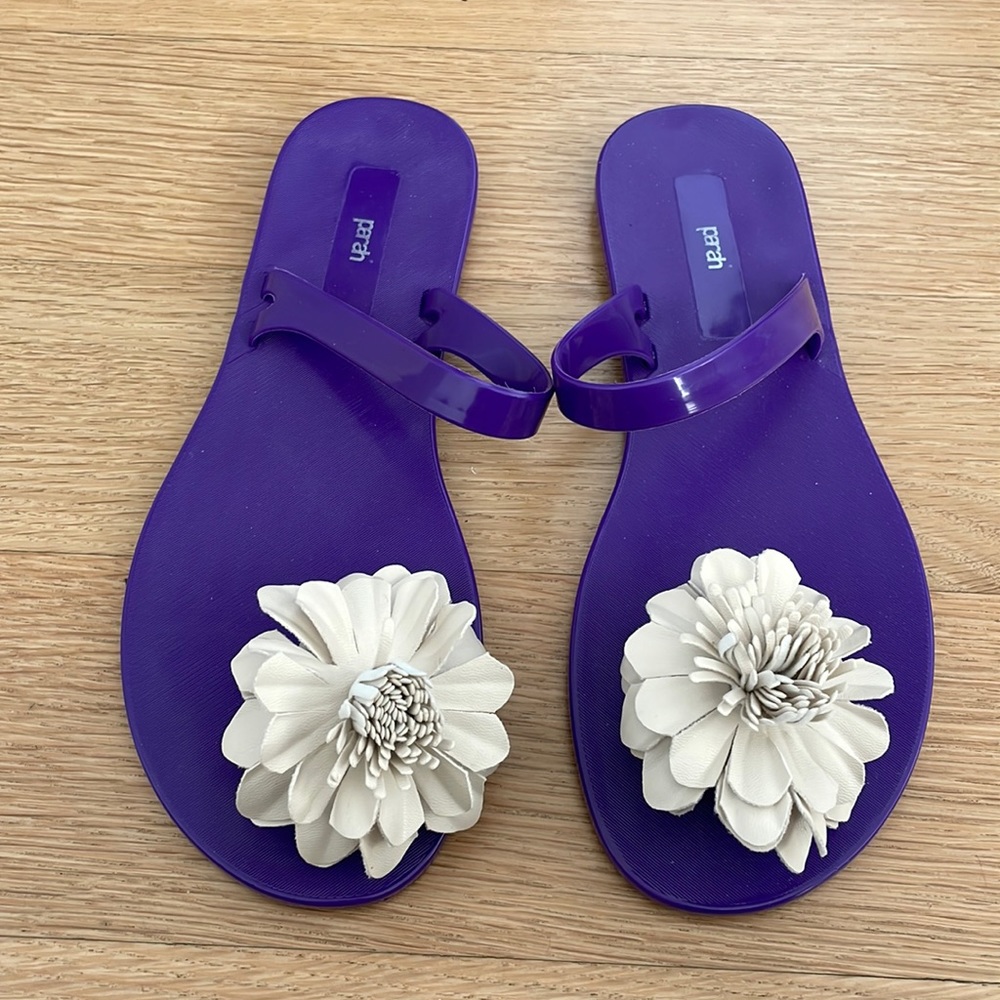 NWOT Parah Purple Rubber Sandals with Faux Leather Flower Size 39